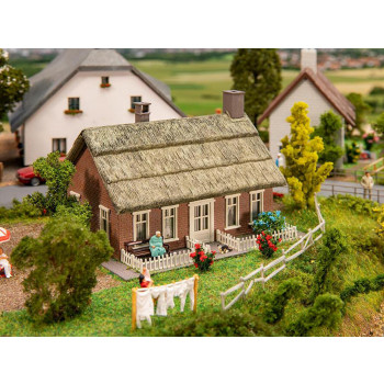 North German House with Thatched Roof Hobby Kit I